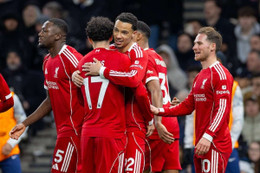 Liverpool thắng 9 người Tottenham ở Ngoại hạng Anh