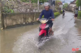 Nhiều hộ dân bức xúc vì hễ có mưa là đường, sân vườn bị ngập