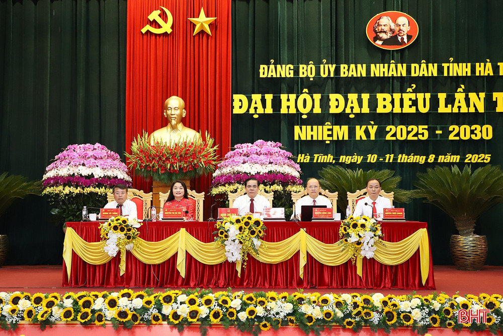 Đoàn chủ tịch điều hành đại hội. bqbht_br_5.jpg