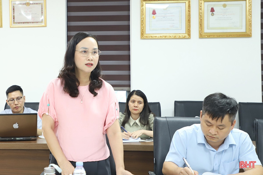 Đồng chí Đặng Thị Quỳnh Diệp - Bí thư Đảng ủy, Chủ tịch HĐND xã Đồng Lộc báo cáo tại hội nghị. Đồng chí Đặng Thị Quỳnh Diệp - Bí thư Đảng ủy, Chủ tịch HĐND xã Đồng Lộc báo cáo tại hội nghị.