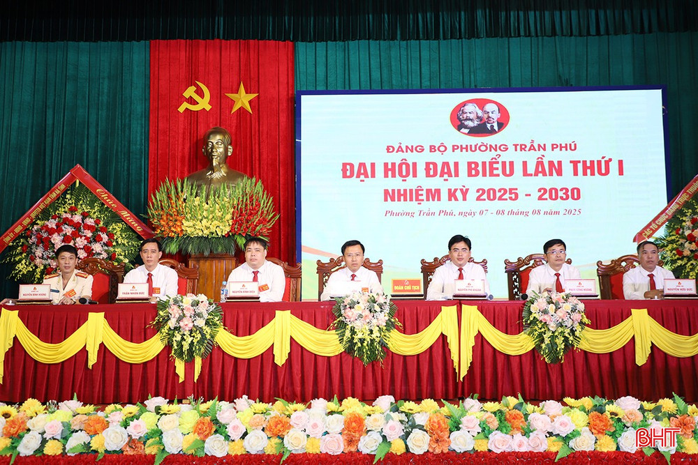 Đoàn chủ tịch điều hành đại hội. bqbht_br_5.jpg