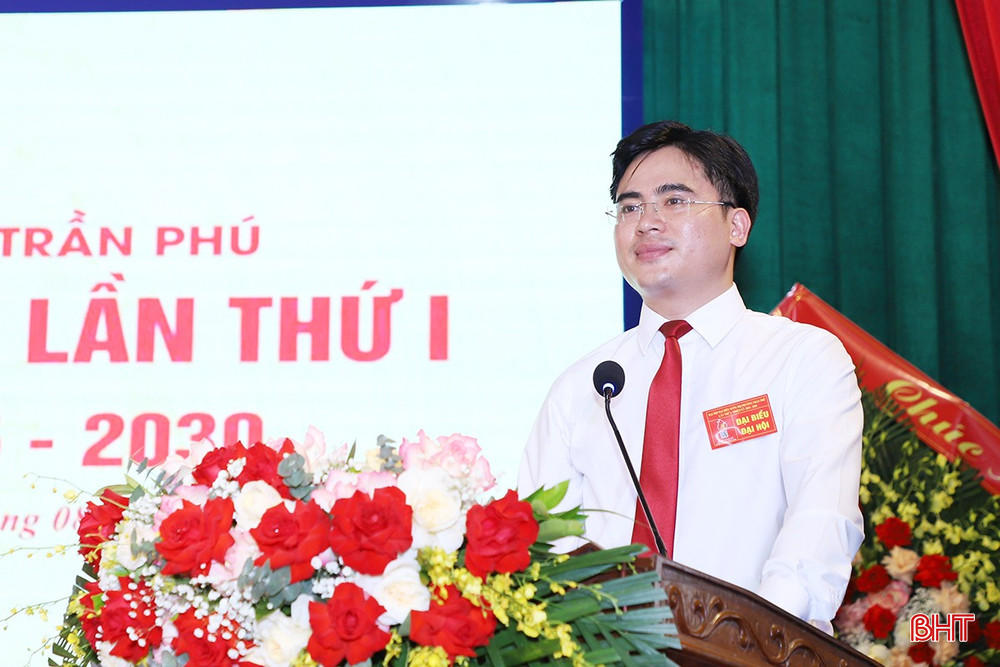 Phó Bí thư Thường trực Đảng ủy phường Trần Phú Nguyễn Phi Khanh báo cáo tổng hợp góp ý văn kiện đại hội cấp trên. bqbht_br_19.jpg