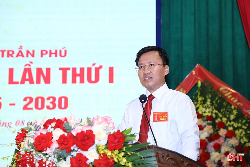 Bí thư Đảng ủy, Chủ tịch HĐND phường Phạm Hùng Cường trình bày dự thảo báo cáo chính trị. bqbht_br_9.jpg