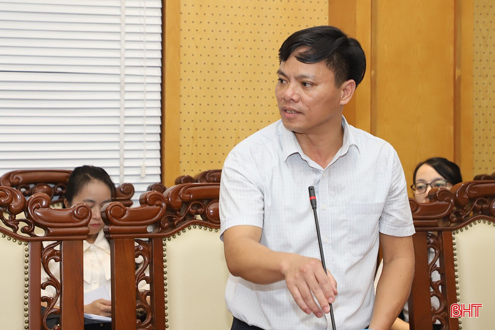 Đồng chí Nguyễn Thanh Tuấn - Bí thư Đảng ủy, Chủ tịch HĐND xã Hương Bình báo cáo tại hội nghị. bqbht_br_4.jpg