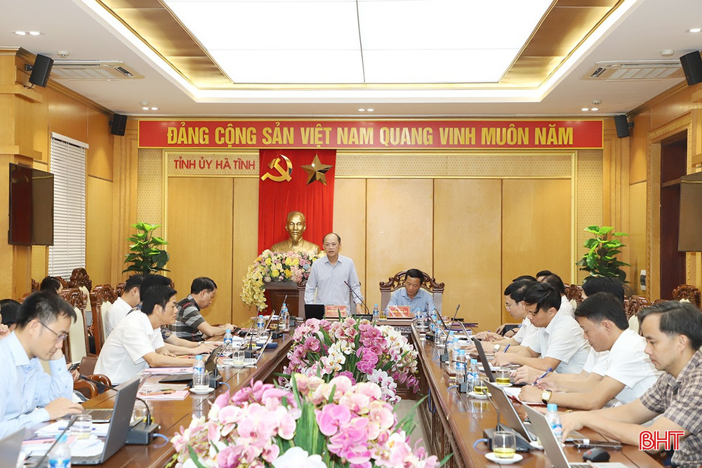 Phó Chủ tịch Thường trực UBND tỉnh Nguyễn Hồng Lĩnh và Phó Chủ tịch HĐND tỉnh Trần Văn Kỳ chủ trì hội nghị. bqbht_br_8.jpg