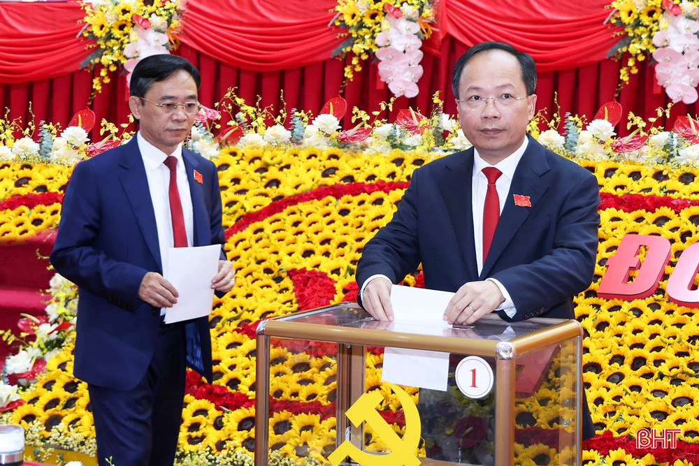 Đại biểu bỏ phiếu bầu đại biểu dự Đại hội đại biểu toàn quốc lần thứ XIV của Đảng. bqbht_br_bo-phieu.jpg