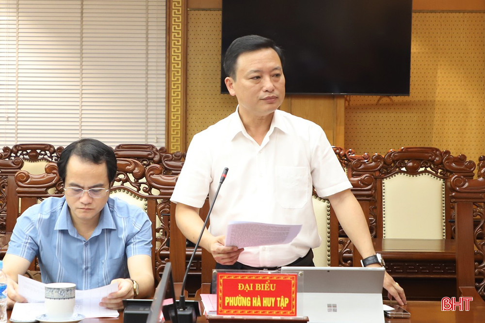 Bí thư Đảng ủy, Chủ tịch HĐND phường Hà Huy Tập Đậu Tùng Lâm báo cáo công tác chuẩn bị đại hội. Bí thư Đảng ủy, Chủ tịch HĐND phường Hà Huy Tập Đậu Tùng Lâm báo cáo công tác chuẩn bị đại hội.