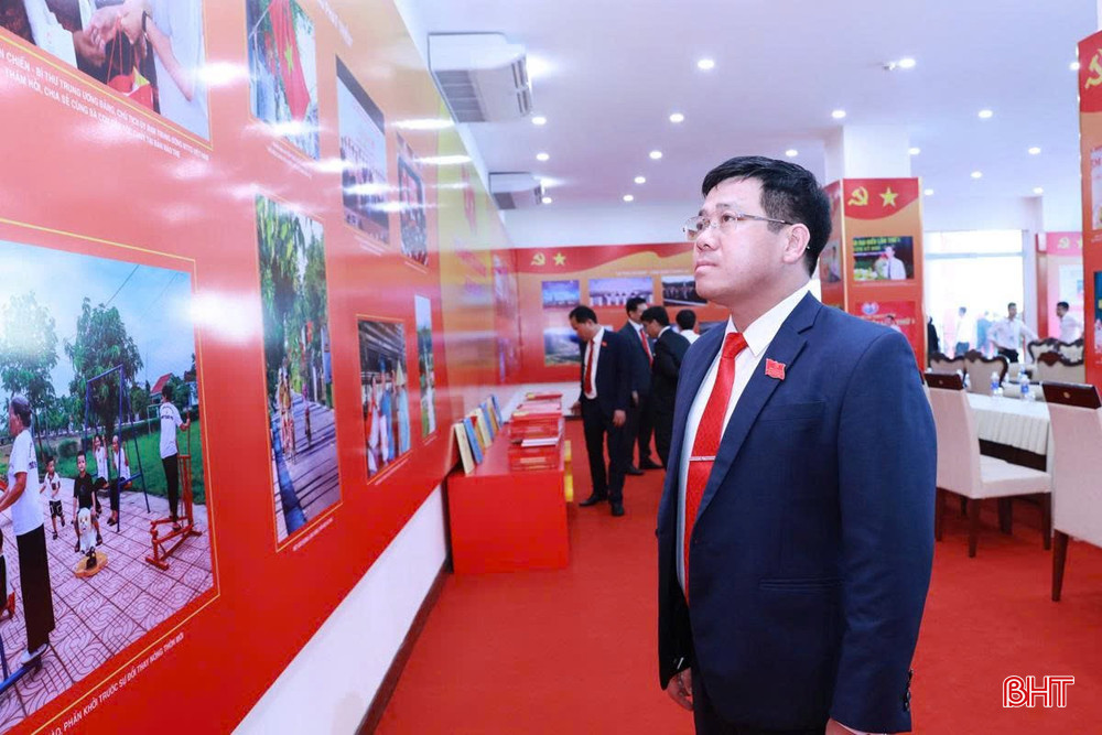 Triển lãm giới thiệu hơn 100 bức ảnh về các kỳ đại hội gần đây; các công trình, dự án trọng điểm; điểm đến văn hóa, du lịch tiêu biểu và những thành tựu nổi bật của Hà Tĩnh trong nhiệm kỳ 2020-2025... bqbht_br_z7066349414090-0c9676ccf421e06a719d1f1713efa360.jpg