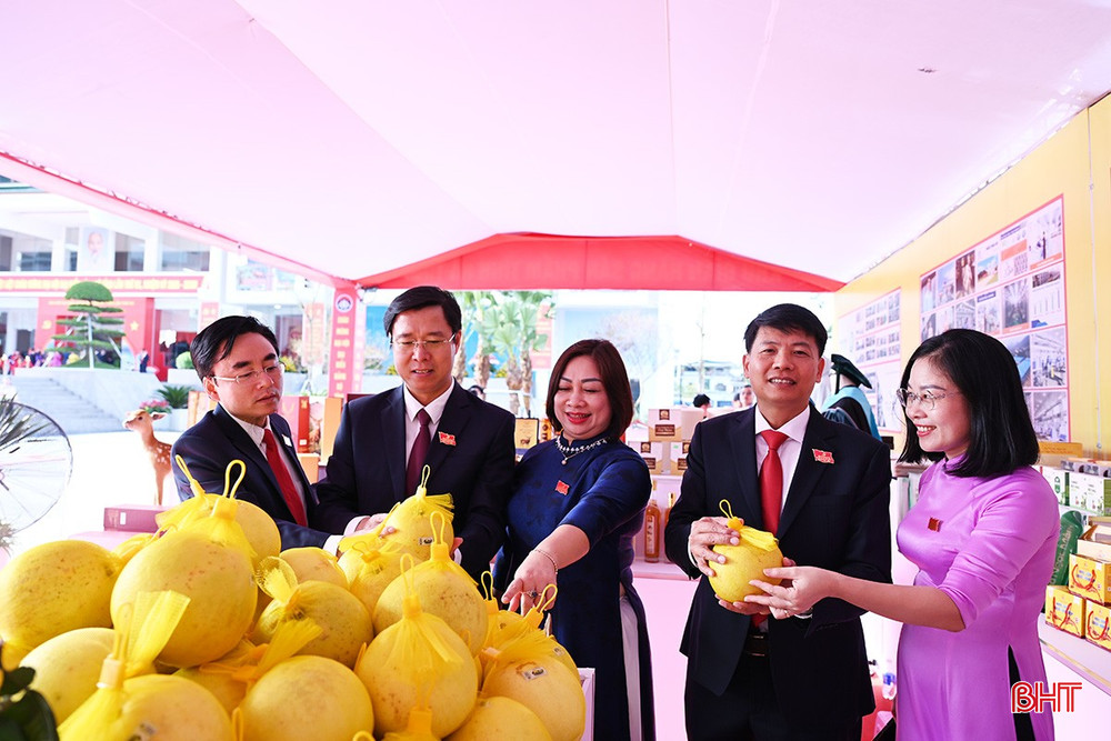 Các sản phẩm trưng bày thu hút sự quan tâm đặc biệt của các đại biểu và khách tham quan. Trong ảnh: Đại biểu tham quan gian hàng trưng bày sản phẩm OCOP, sản phẩm công nghiệp nông thôn tiêu biểu của tỉnh. bqbht_br_18.jpg