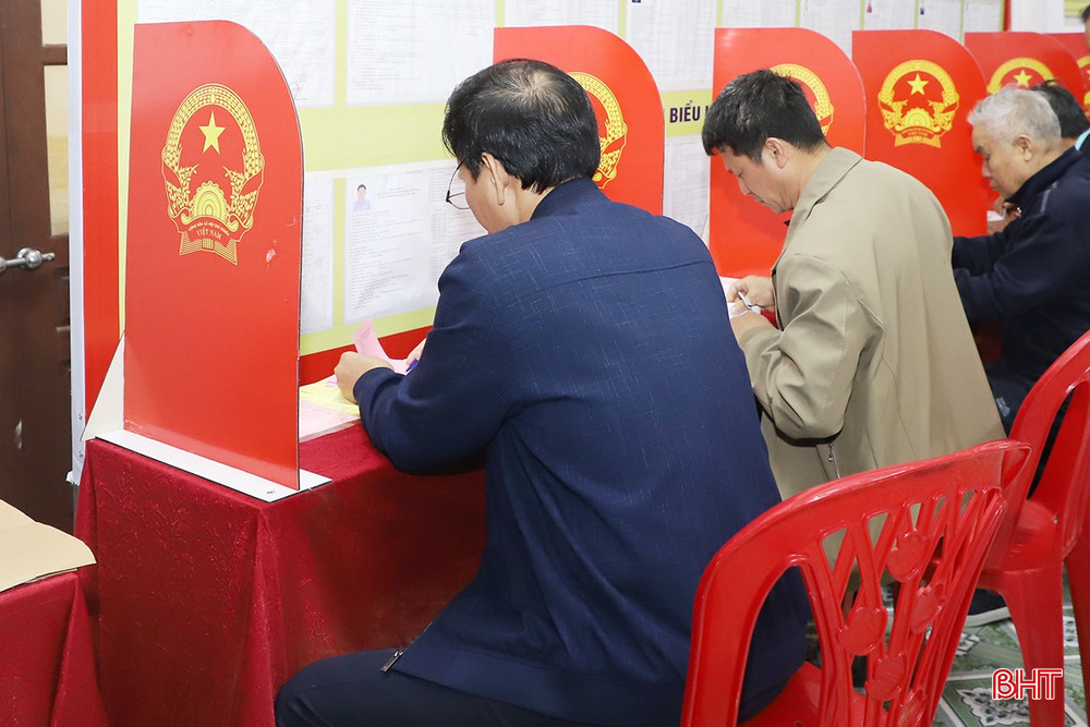 Sau khi thông qua nội quy, quy chế bầu cử và kiểm tra, niêm phong hòm phiếu, các cử tri nhanh chóng hoàn tất thủ tục để bỏ những lá phiếu đầu