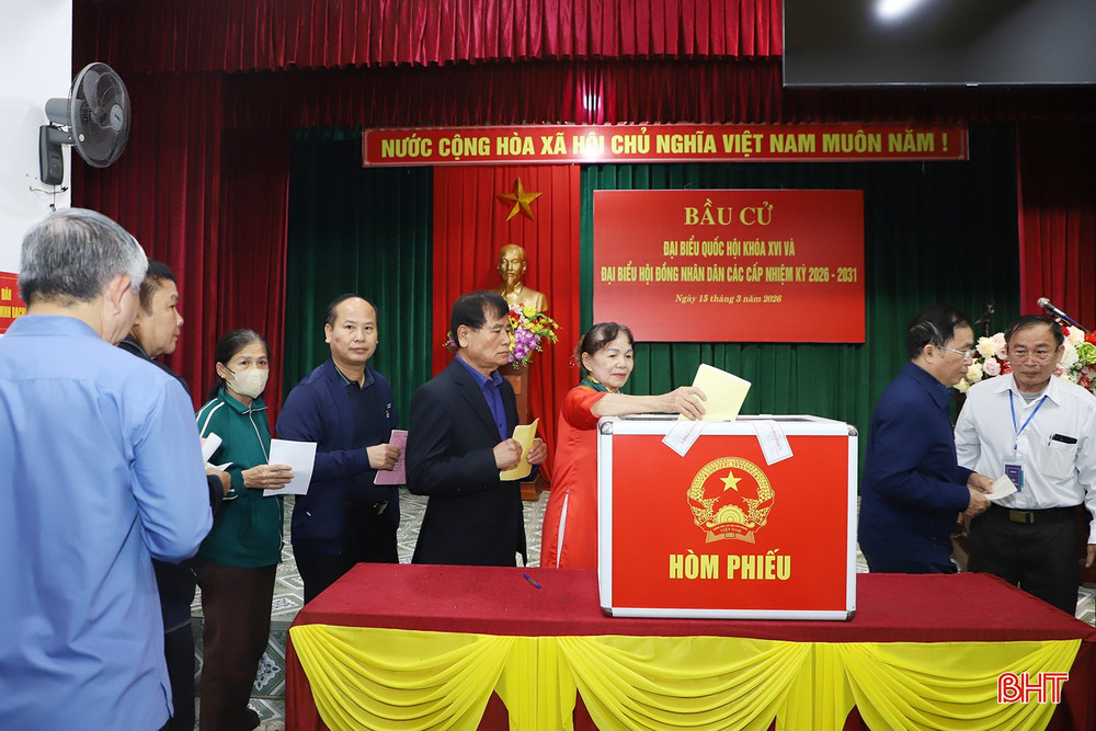 Khu vực bầu cử số 8 tại nhà văn hóa tổ dân phố 5, phường Thành Sen có 1.698 cử tri tham gia bỏ phiếu. Tại kỳ bỏ phiếu lần này, các cử tri tại khu vực bầu cử số 8 sẽ bỏ phiếu bầu 3 ĐBQH, 5 đại biểu HĐND tỉnh, 4 đại biểu HĐND phường.