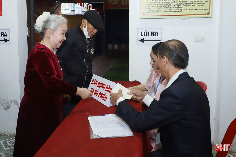 Cử tri Ngô Thị Chinh (78 tuổi, tổ dân phố 5, phường Thành Sen) chia sẻ: “Thực hiện quyền công dân của mình, tôi rất phấn khởi khi được tham gia bỏ phiếu. Tôi đã nghiên cứu kỹ thông tin của từng ứng cử viên để lựa chọn cho đúng, bầu được những người thật sự có đủ tài, đủ đức, có tâm và tầm, đại diện xứng đáng cho Nhân dân”.