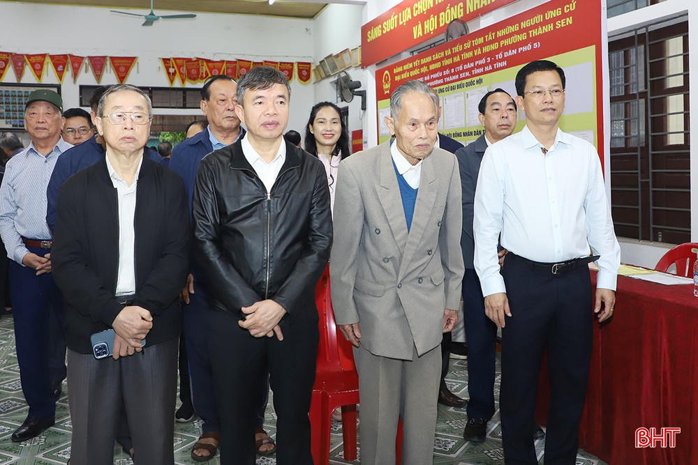 Các cử tri cử hành nghi thức khai mạc.