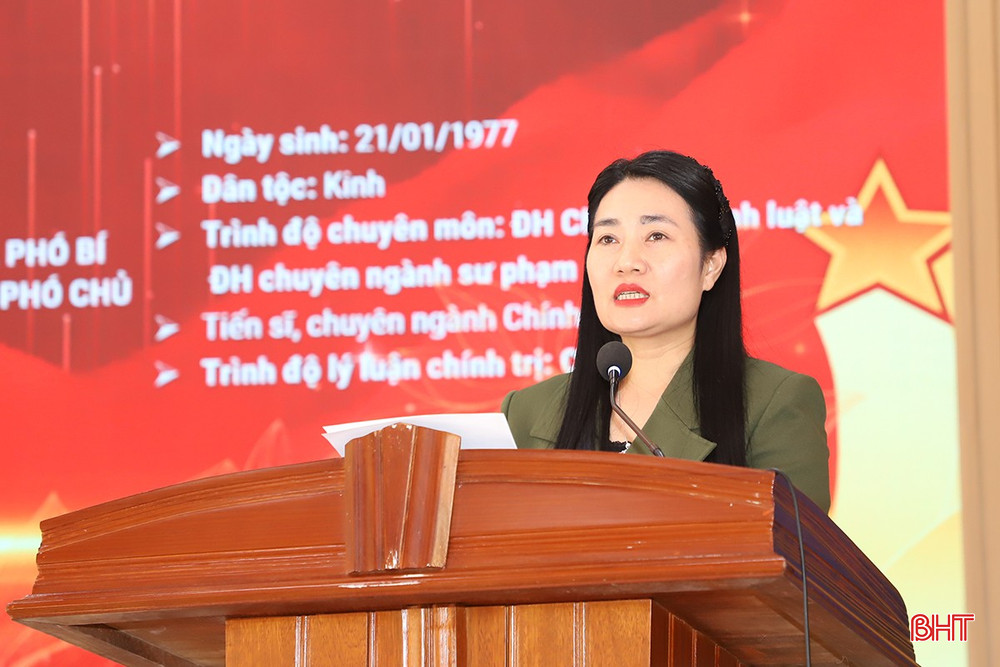 Bà Nguyễn Thị Việt Hà - Phó Chủ tịch HĐND tỉnh trình bày chương trình hành động.