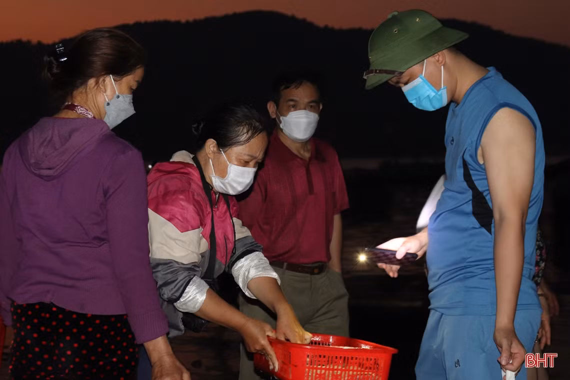 Về Hà Tĩnh đừng quên ghé chợ cá Cồn Gò!