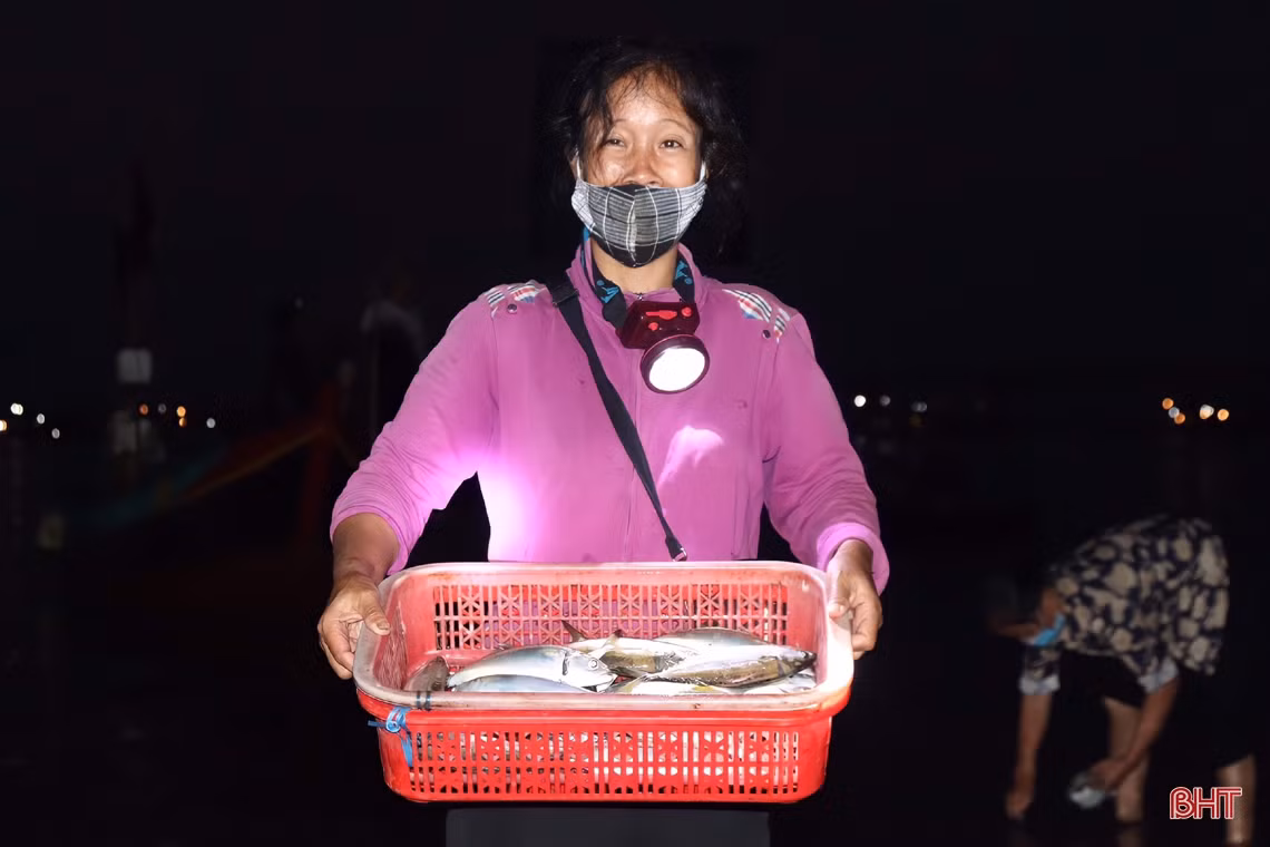 Về Hà Tĩnh đừng quên ghé chợ cá Cồn Gò!