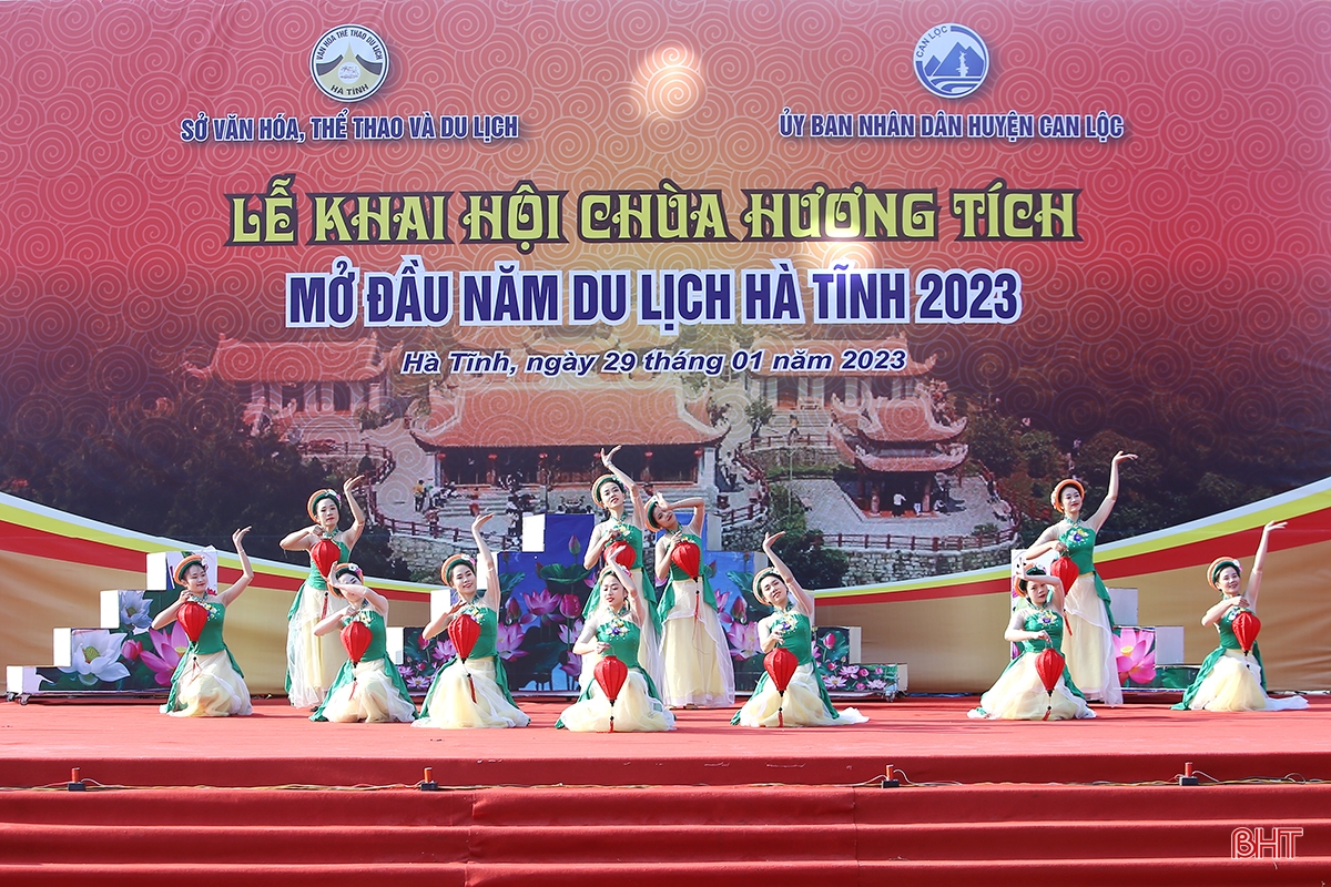 Khai hội chùa Hương Tích - mở đầu năm du lịch Hà Tĩnh 2023