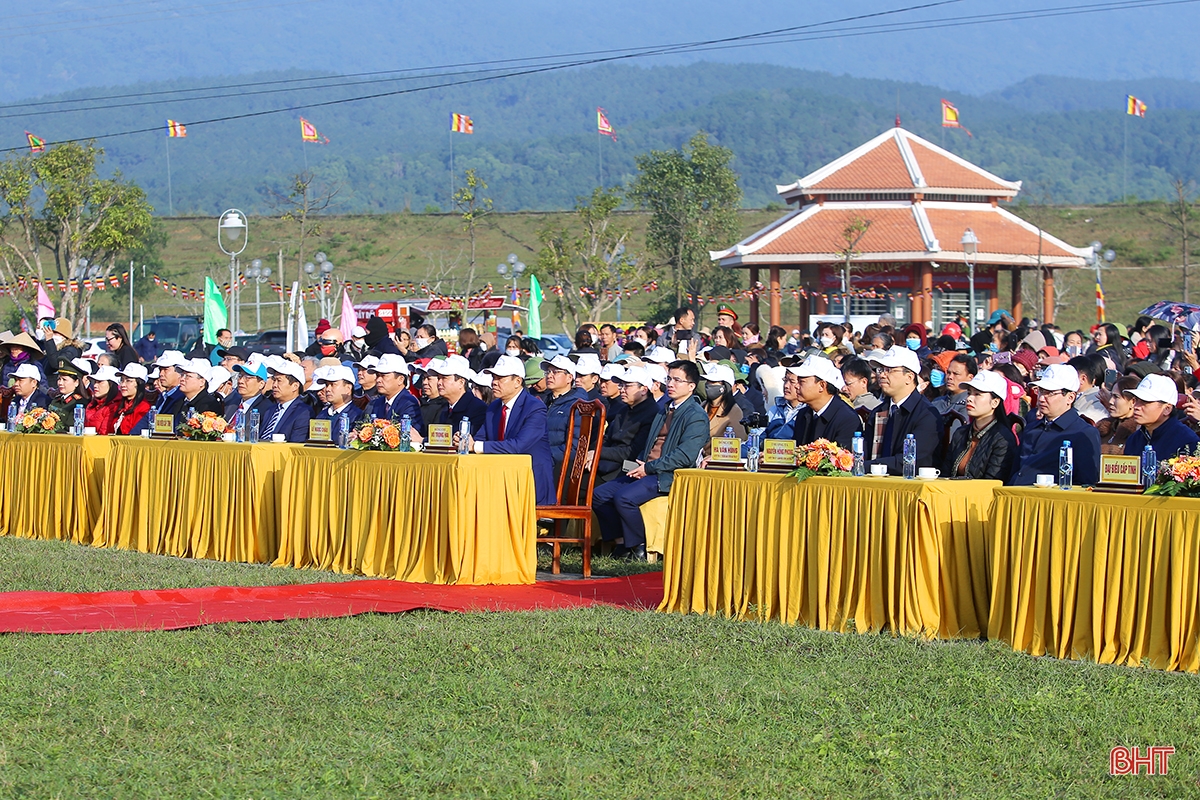 Khai hội chùa Hương Tích - mở đầu năm du lịch Hà Tĩnh 2023