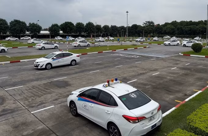 Sát hạch lái xe tại sân Ngọc Hà, Hà Nội. Ảnh: Viết Tuân