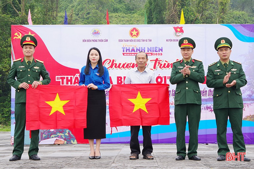 Trao tặng cờ Tổ quốc đến các hộ ngư dân trên địa bàn thị trấn Thiên Cầm. bqbht_br_4-3362.jpg