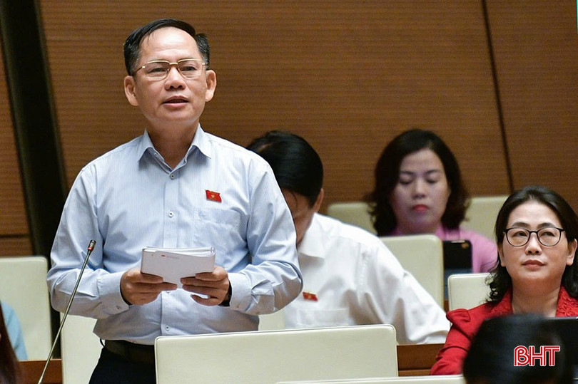 Phó Trưởng đoàn chuyên trách Đoàn ĐBQH Hà Tĩnh Trần Đình Gia thảo luận hoàn thiện các luật trình kỳ họp. bqbht_br_241119dot2kyhopthu8a3.jpg
