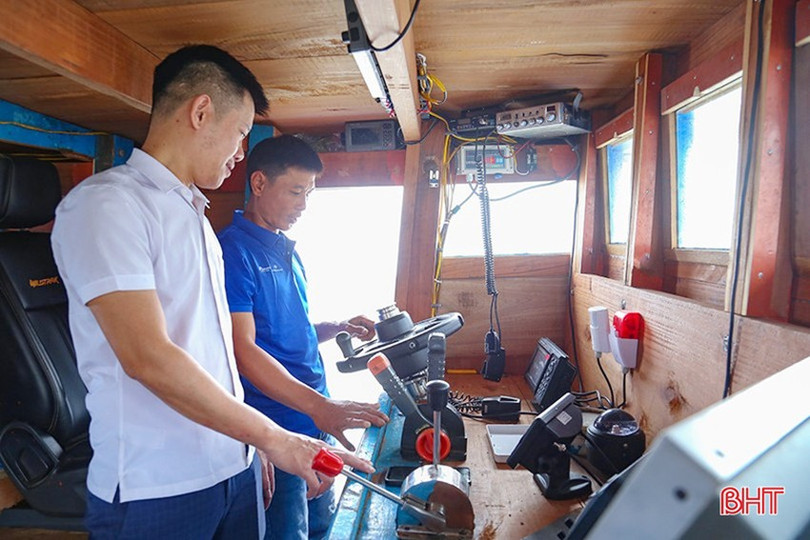 Cán bộ chuyên môn Chi cục Thủy sản tỉnh kiểm tra các thiết bị trên tàu cá. image-3.jpg