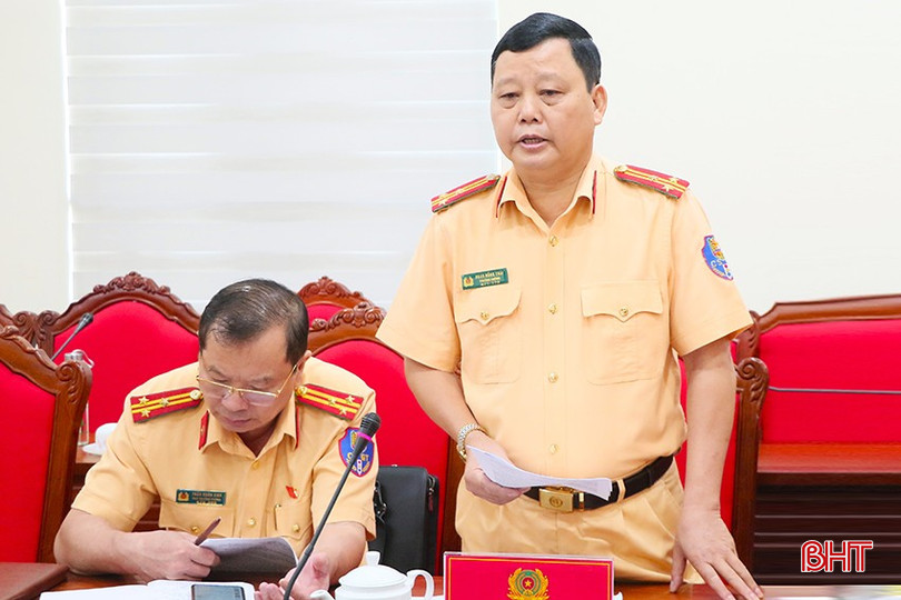 Thượng tá Phan Hồng Thái - Trưởng phòng CSGT Công an tỉnh: Kiên quyết không cho các phương tiện không bảo đảm an toàn dùng để vận chuyển, đưa đón học sinh. Lãnh đạo phòng Cảnh sát giao thông Công an tỉnh phát biểu tại hội nghị (2).JPG