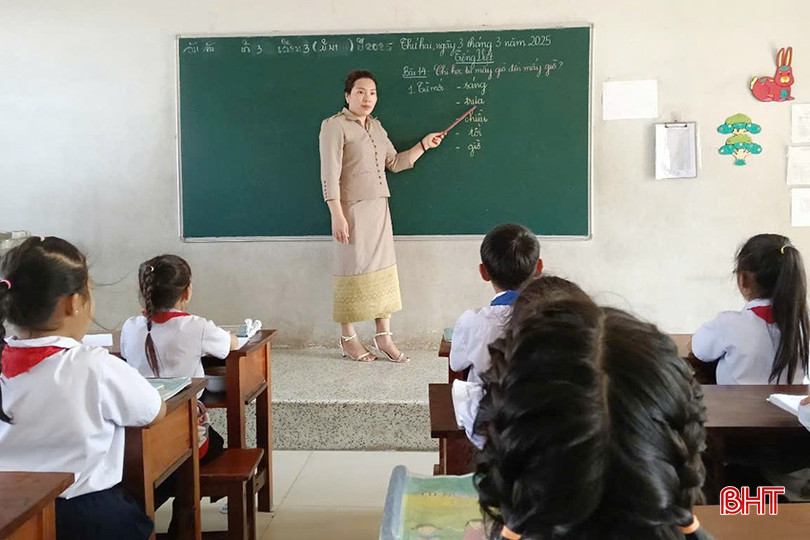 Cô Hoàng Thị Mai tham gia giảng dạy tiếng Việt tại Trường Dân tộc nội trú tỉnh Savannakhet. bqbht_br_dh-lao.jpg