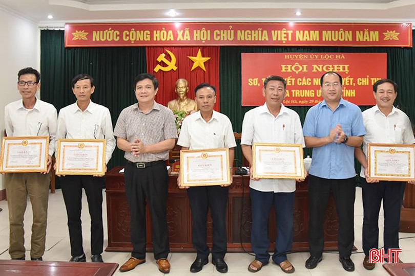 Tại hội nghị. Ban Thường vụ Huyện ủy Lộc Hà tặng giấy khen cho các tập thể, cá nhân có thành tích xuất sắc trong thực hiện Nghị quyết 09. DSC_9128 (1).JPG