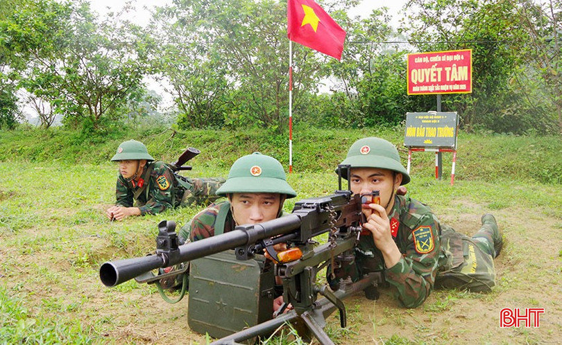 Khẩu đội súng máy đại liên thuộc Đại đội 4, Tiểu đoàn 2 (Trung đoàn 841) diễn tập chiếm lĩnh trận địa, sẵn sàng tiêu diệt mục tiêu trong phạm vị đảm nhiệm. bqbht_br_2-khau-doi-sung-may-dai-lien-thuoc-dai-doi-4-tieu-doan-2-chiem-linh-tran-dia-san-sang-tieu-diet-muc-tieu-trong-pham-vi-dam-nhiem.jpg