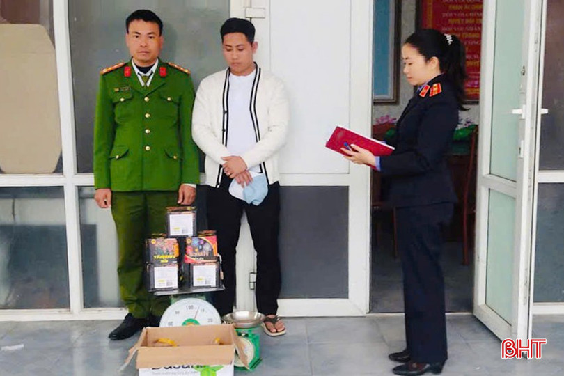 Lực lượng chức năng tống đạt quyết định khởi tố bị can đối với Văn Tiến Dũng.