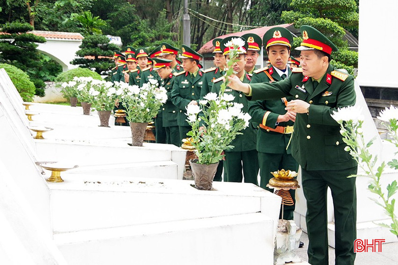 Lãnh đạo Bộ CHQS tỉnh dâng hoa phần mộ 10 nữ anh hùng liệt sỹ TNXP. bqbht_br_10as.jpg