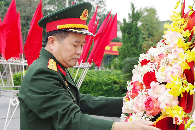 Đại tá Nguyễn Xuân Thắng – Chỉ huy trưởng Bộ CHQS tỉnh dâng hoa kính Bác. bqbht_br_2as.jpg