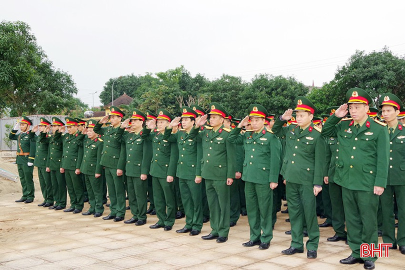 Tại Nghĩa trang Liệt sĩ Núi Nài, cán bộ, chiến sĩ Bộ CHQS tỉnh nguyện tiếp tục phát huy truyền thống, chắc tay súng bảo vệ Tổ quốc. bqbht_br_8as.jpg
