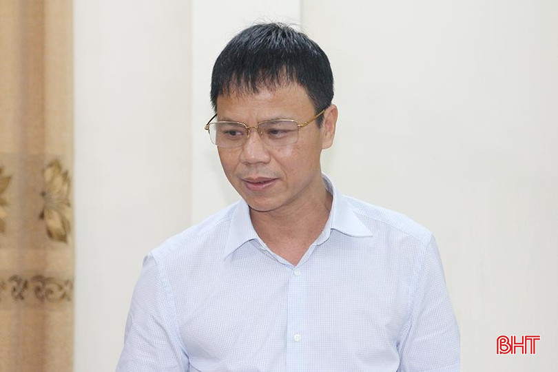 Giám đốc Văn phòng Đăng ký đất đai Nguyễn Cao Sâm báo cáo tình hình thực hiện chế độ, chính sách cho người lao động của đơn vị. nguyễn cao sâm.JPG