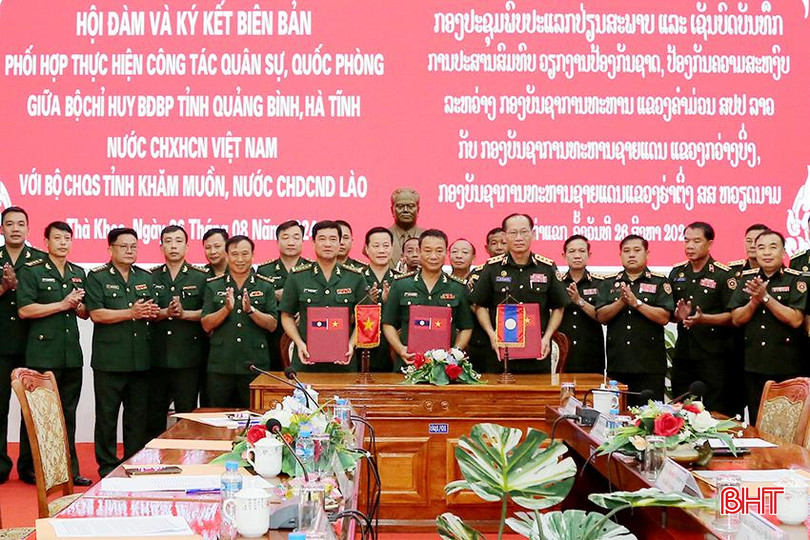 Đại tá Bùi Hồng Thanh – Chỉ huy trưởng Bộ Chỉ huy BĐBP Hà Tĩnh, Đại tá Trịnh Thanh Bình – Chỉ huy trưởng Bộ Chỉ huy BĐBP tỉnh Quảng Bình và Đại tá Bun Lợt Búp Phả Văn - Chỉ huy trưởng Bộ CHQS tỉnh Khăm Muồn ký kết biên bản hội đàm năm 2024. 1.JPG