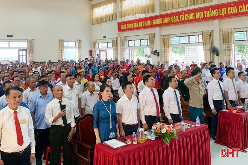 Các đại biểu, con cháu trong dòng họ Trần Văn và Đặng Phương, người dân trong vùng dự lễ đón các nhận bằng di tích lịch sử - văn hóa cấp tỉnh. 3 (1).jpg