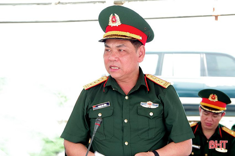 Đại tá Phạm Văn Dũng - Phó tham mưu trưởng Quân khu 4 phát biểu sau kiểm tra. Anh 5.jpg