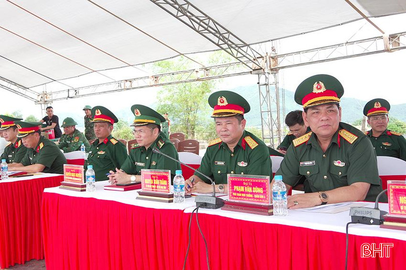 Các đại biểu Bộ Tư lệnh Quân khu 4, Bộ CHQS tỉnh, Bộ Chỉ huy BĐBP tỉnh và các sở, ban, ngành dự tổng duyệt cuộc diễn tập PCLB - TKCN của thị xã Kỳ Anh. Anh 1.jpg