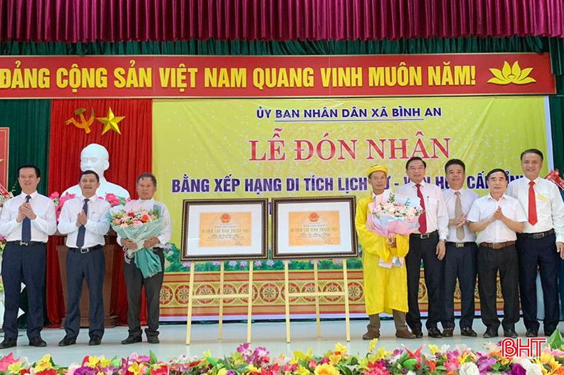 Các Phó Chủ tịch UBND tỉnh Trần Báu Hà, Lê Ngọc Châu, lãnh đạo Sở VH-TT&DL trao bằng công nhận di tích lịch sử - văn hóa cấp tỉnh cho chính quyền địa phương và 2 dòng họ. 11.jpg