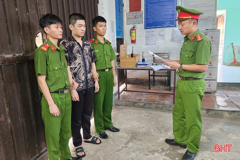 Cơ quan điều tra thực hiện lệnh bắt bị can Trần Quang Huy. bqbht_br_z7134827101557-078b628e9fbcd261833e24f60a0f5479.jpg