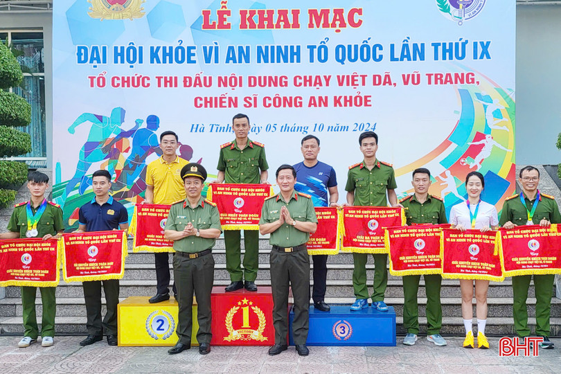 dai-ta-nguyen-trung-kien-pho-giam-doc-va-thuong-ta-nguyen-quoc-hung-pho-giam-doc-cong-an-tinh-trao-giai-toan-doan-cho-cac-don-vi-1-7485.jpg