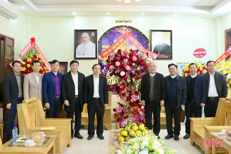 Giám đốc Công an tỉnh tặng hoa, chúc mừng Tòa Giám mục Giáo phận Hà Tĩnh.