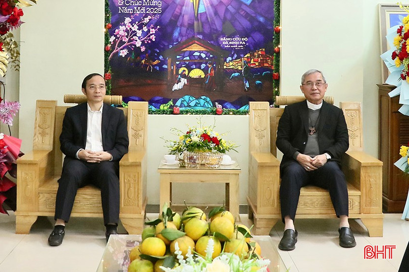 Đại tá Nguyễn Xuân Thao thông tin một số kết quả nổi bật về tình hình kinh tế - xã hội của tỉnh trong thời gian qua.