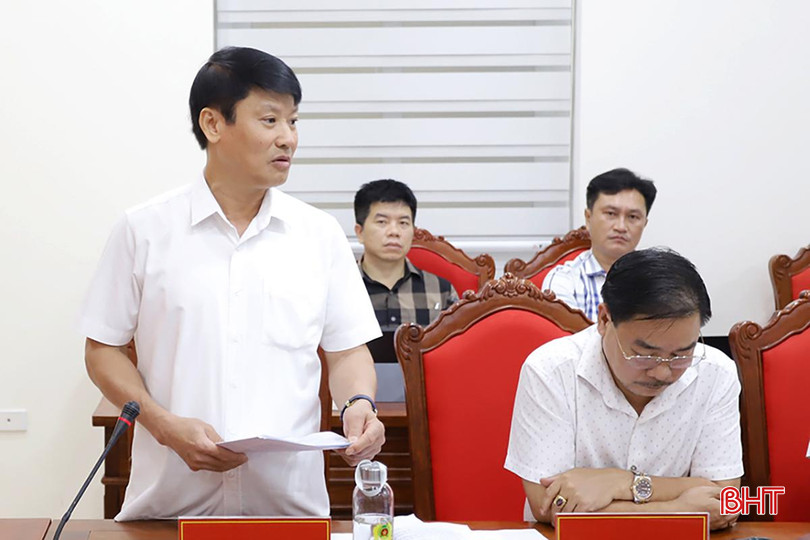 Giám đốc Sở GTVT Trần Quang Tuấn thông tin kết quả xử lý giải quyết những điểm bất cập, hạn chế về hạ tầng giao thông, điểm đen, điểm tiềm ẩn nguy cơ về tai nạn giao thông đường bộ, đường sắt. IMG_5206.JPG