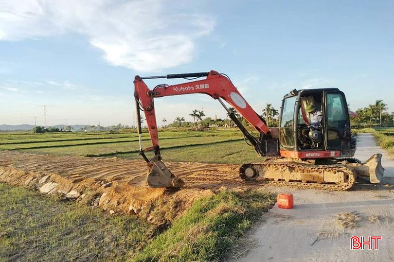 Xã Phù Lưu gấp rút đẩy nhanh tiến độ đào đắp đường giao thông nội đồng, kênh mương thủy lợi để phục vụ cho chuyển đổi ruộng đất lần 3. 1lh.jpg