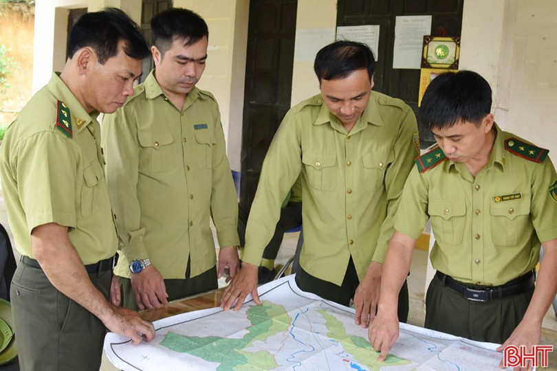 Cán bộ Trạm Quản lý, bảo vệ Rào Rồng đánh dấu các khu vực rừng dễ cháy để xây dựng các tình huống ứng phó giả định. dsc-3412-copy.jpg