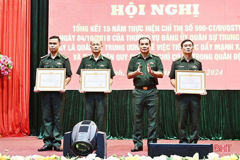 Đại tá Nguyễn Thái Bình - Chính ủy Bộ đội Biên phòng Hà Tĩnh trao tặng giấy khen cho 3 tập thể... anh-4-2-978.jpg
