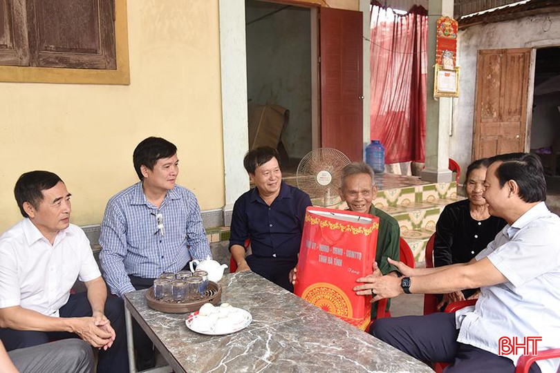Trưởng Ban Tuyên giáo Tỉnh ủy Hà Văn Hùng và lãnh đạo huyện Lộc Hà đến thăm hỏi, tặng quà thương binh Nguyễn Đức Danh (xã Ích Hậu) nhân kỷ niệm 77 năm Ngày Thương binh - Liệt sĩ (27/7/1947 - 27/7/2024) DSC_8632 (1).JPG