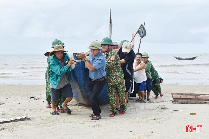 BĐBP Kỳ Khang hỗ trợ ngư dân đưa tàu thuyền lên bờ khi nghe tin biển động. DSC_8996.JPG